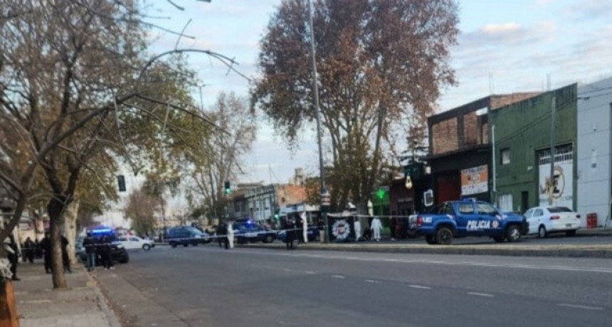 Asesinan a un joven en moto en barrio Belgrano y dejan nota
