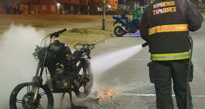 Motociclista incendia su moto tras ser interceptado por la policía en zona norte