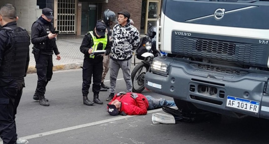 Camión embiste a vendedor en silla de ruedas en Pellegrini y Dorrego