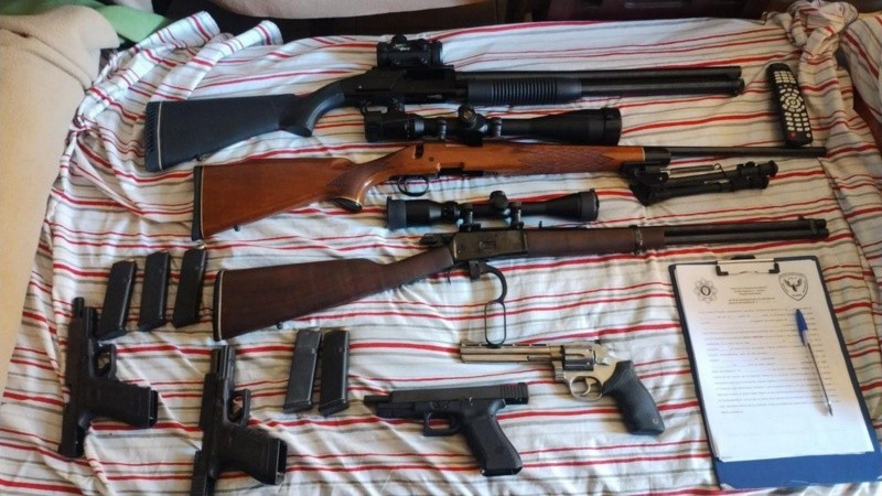 Amenazó a un técnico desde su balcón y le secuestraron un arsenal en Echesortu