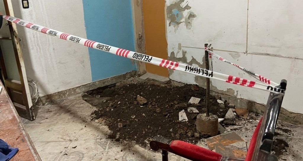 Obreros hallaron restos óseos enterrados durante refacciones en la cárcel de Las Flores
