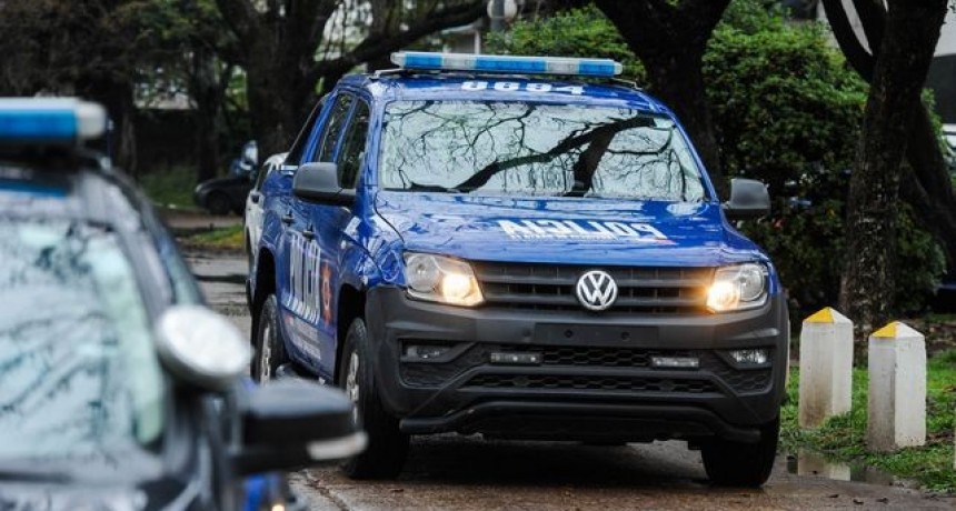 Ataque en Villa Gobernador Gálvez: incendian un auto, disparan y dejan una amenaza escrita