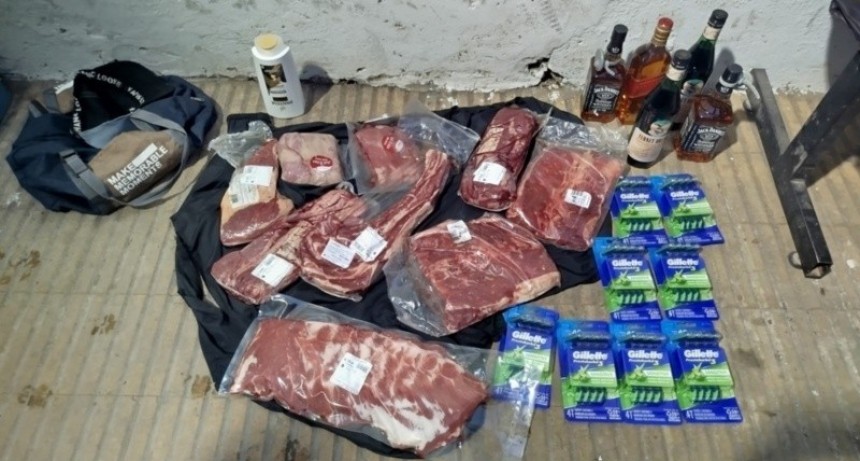 Intentó robar carne, whisky y afeitadoras de un supermercado y fue detenido al salir por una puerta de emergencia