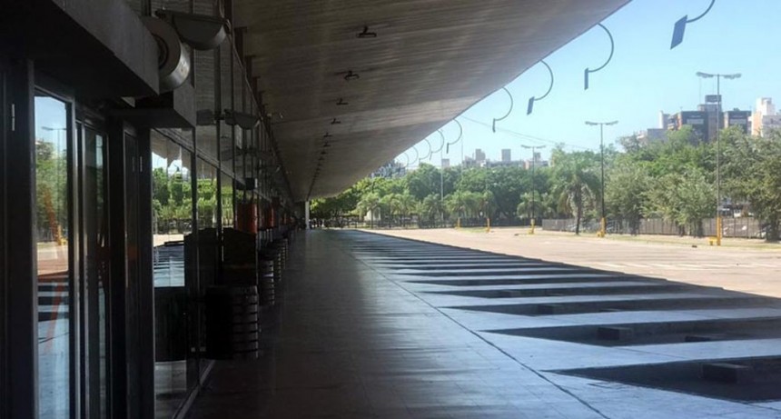 Caos en la Terminal: una mujer estafada irrumpió con su auto en las plataformas y embistió a la policía
