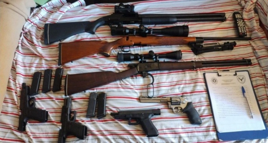 Amenazó a un técnico desde su balcón y le secuestraron un arsenal en Echesortu
