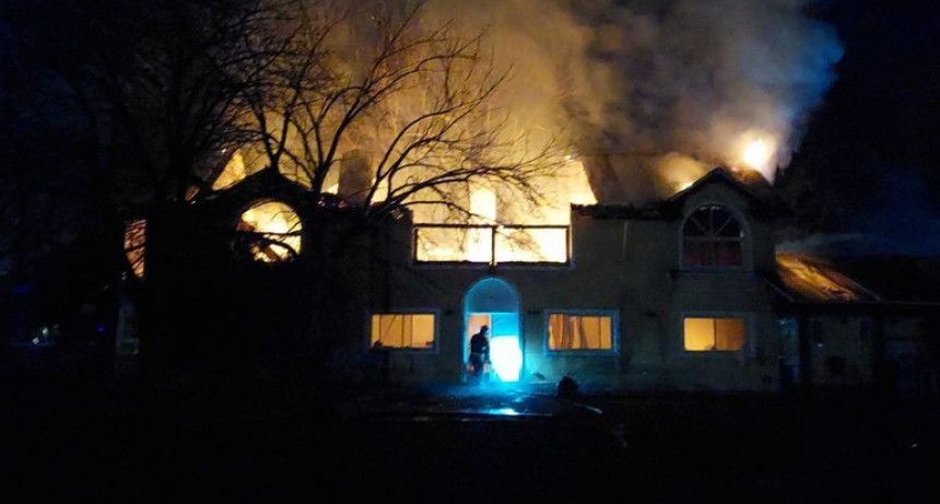 Grave incendio destruyó parte del Colegio Montessori de Funes durante la madrugada de ayer