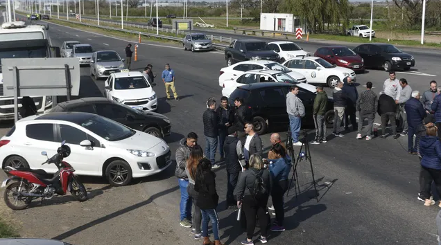 Mujer baleada en la cara en intento de robo desata corte de autopista en protesta