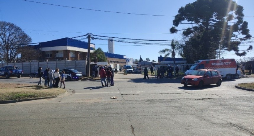 Muere piloto tras estrellarse avioneta en planta industrial en zona oeste