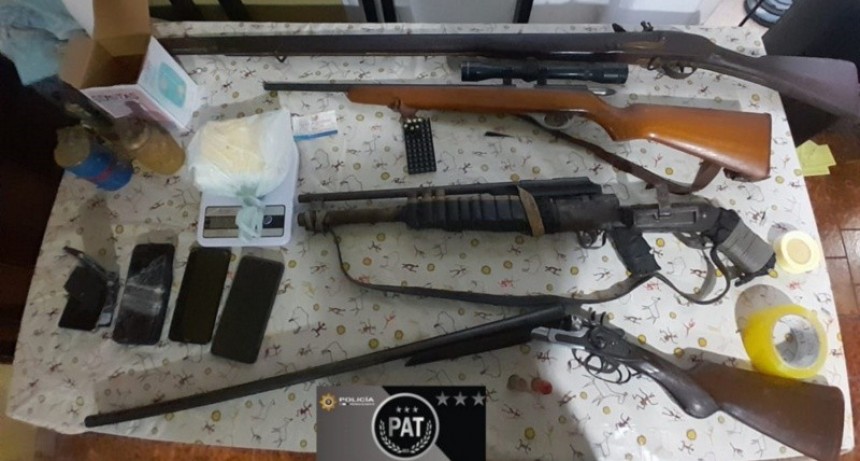 Tres detenidos con armas y cocaína en un operativo en zona oeste