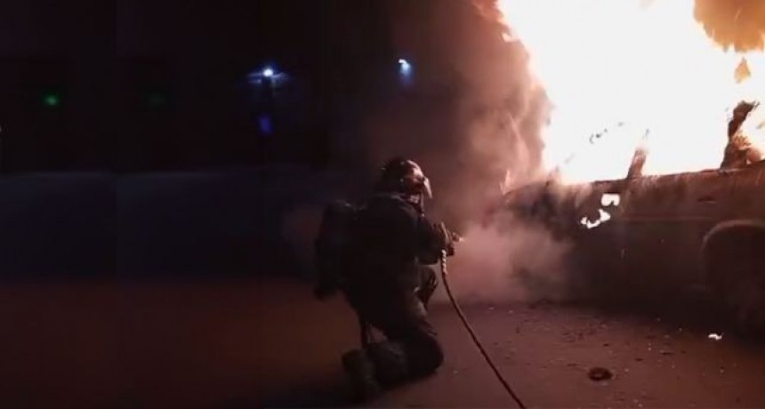 Incendio intencional destruye un auto en la zona oeste