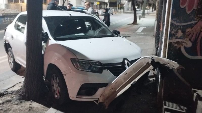 Un auto se estrelló contra una oficina céntrica tras una maniobra evasiva