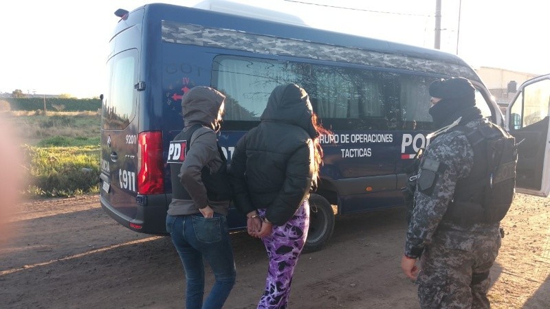 Allanan viviendas en Villa Gobernador Gálvez y detienen a dos mujeres por ataque a una panadería