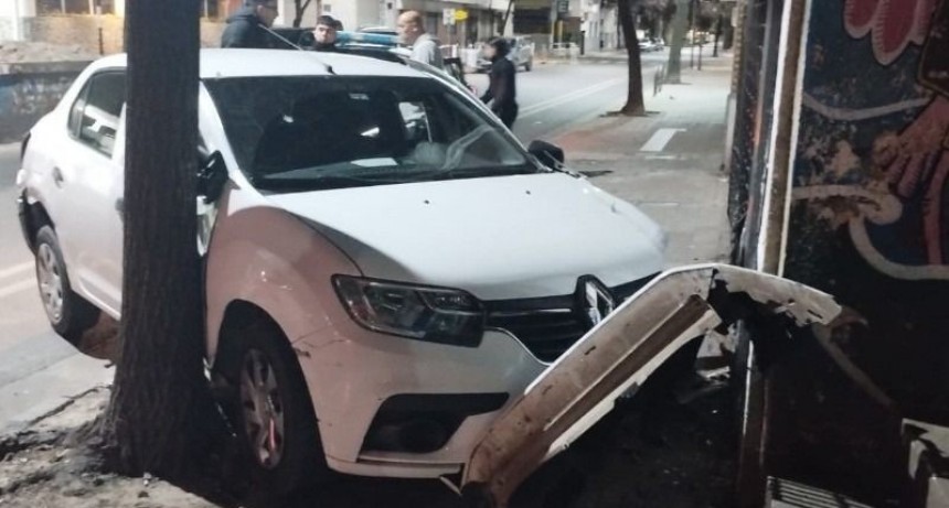Un auto se estrelló contra una oficina céntrica tras una maniobra evasiva