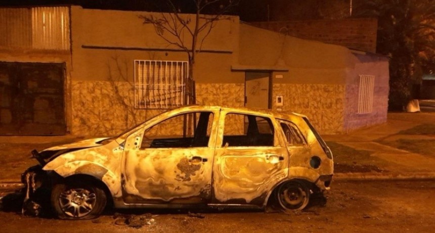 Incendio intencional destruye un vehículo en zona sur