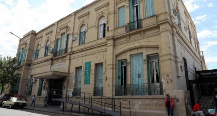 Joven ingresó al Hospital Cullen con múltiples heridas de bala y permanece en observación