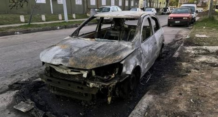 Un joven llevó su auto al taller y se lo prendieron fuego en la calle