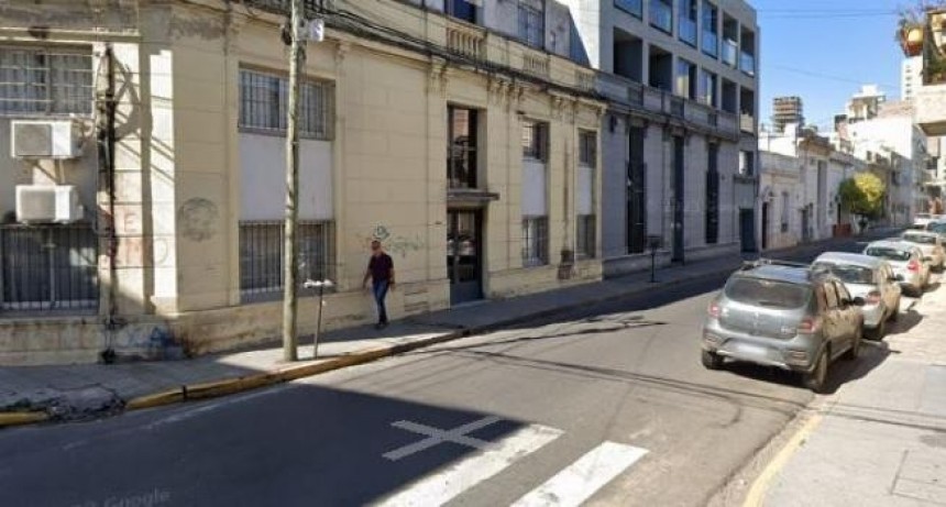Ladrón le roba a taxista y escapa arrojándose del auto en movimiento
