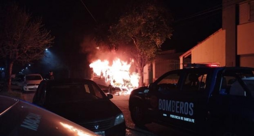 Santa Fe: Incendian una camioneta en la vía pública