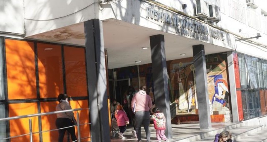 Falleció un recién nacido hallado en una caja en barrio Ludueña