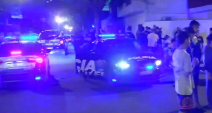 Disturbios entre vecinos y policías tras caída de motociclista en persecución
