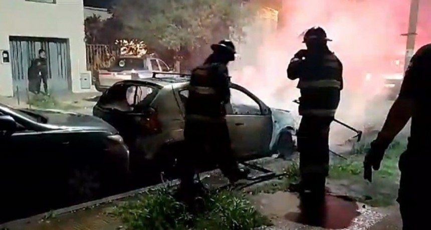 Santa Fe: Nuevo ataque de quema-coches destruye dos vehículos