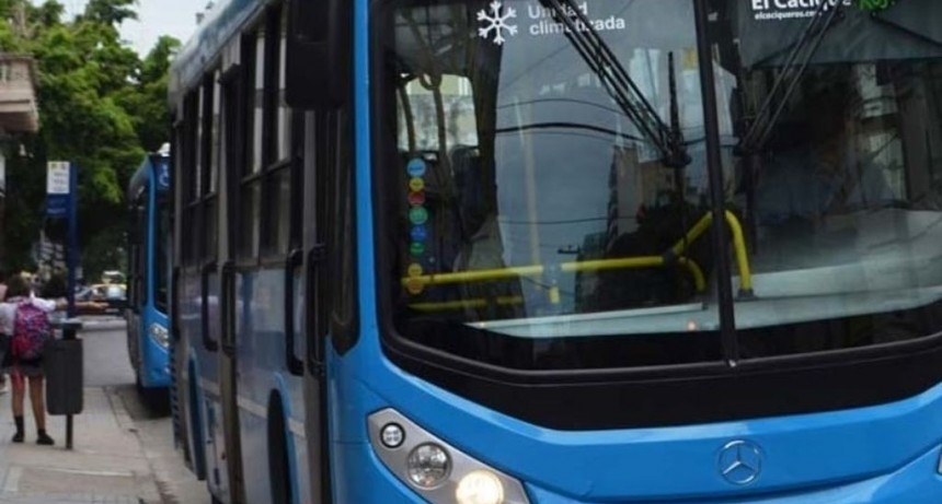 Detienen a una mujer con un arma blanca en un colectivo del centro