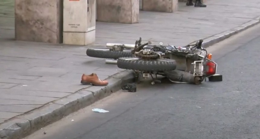 Peatón atropellado por motochorro en fuga en pleno centro: se encuentra grave