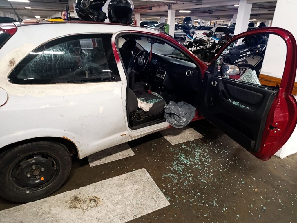 Demoraron a una policía por dejar a su hijo encerrado en un auto en el estacionamiento de un shopping