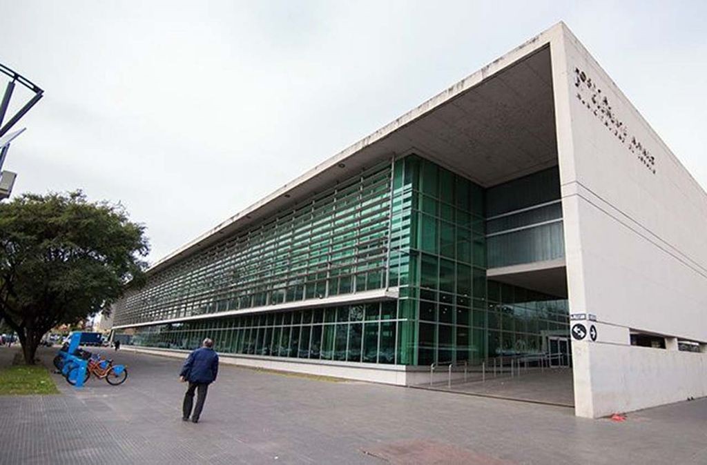 Un joven murió al sufrir un corte en el cuello cuando intentaba salir por la ventana de su casa