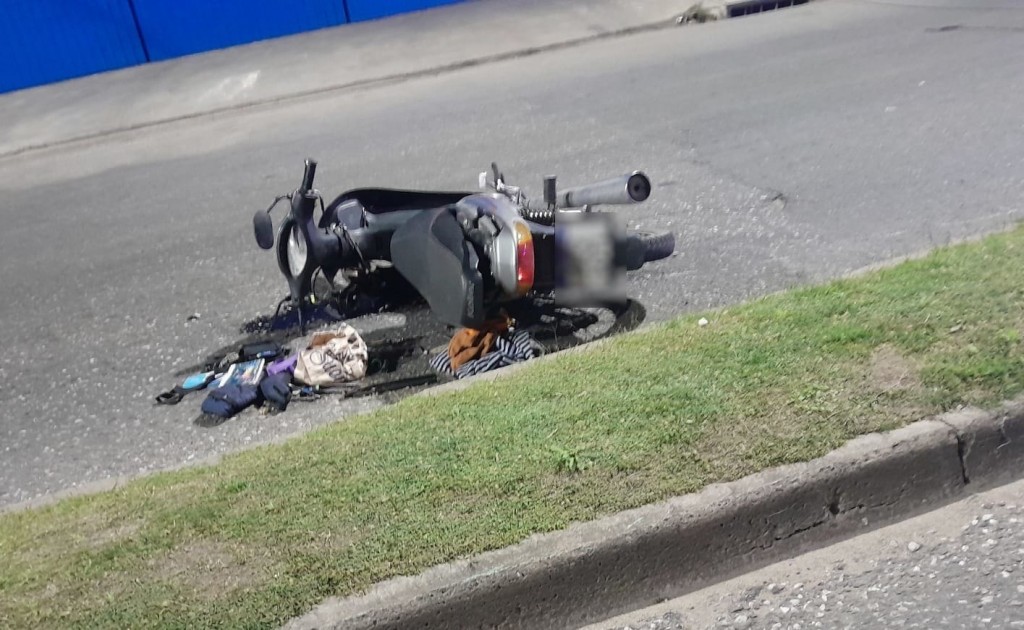 Un motociclista fue hallado muerto en la avenida Presidente Perón y aún investigan las causas