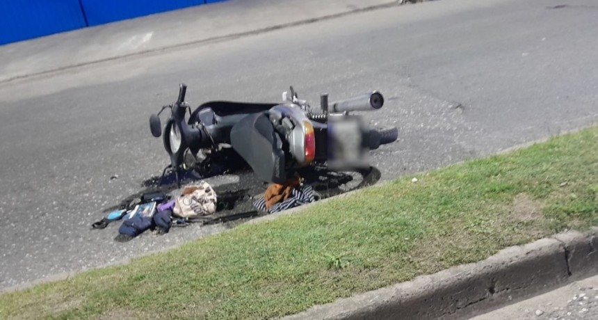 Un motociclista fue hallado muerto en la avenida Presidente Perón y aún investigan las causas