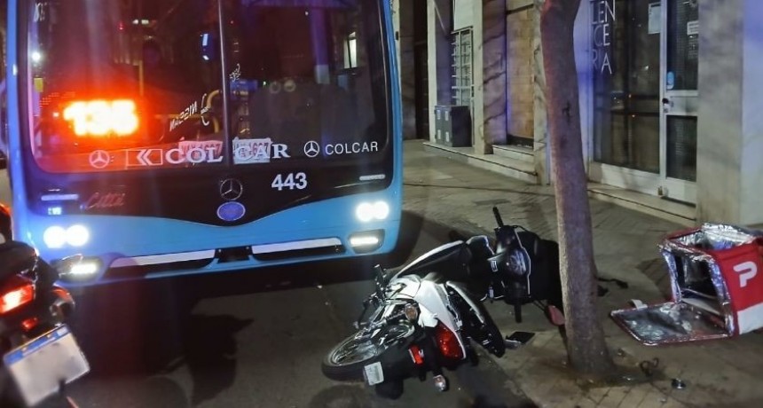 Un falso cadete robó un celular en el centro, huyó en moto y terminó detenido tras chocar con un colectivo