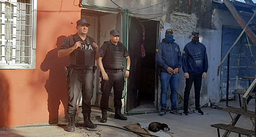 Malestar entre los policías federales que viajaron a Rosario para combatir a los narcos: mal pagos, hacinados y maltratados
