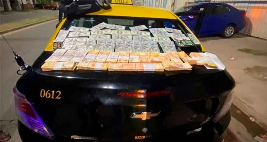 Una pareja fue detenida con un bolso lleno de dinero por inquietud de un taxista