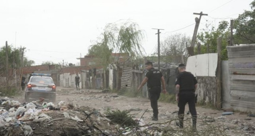 Hombre asesinado a tiros en barrio Toba y vecinos atacan a la pareja de un sospechoso