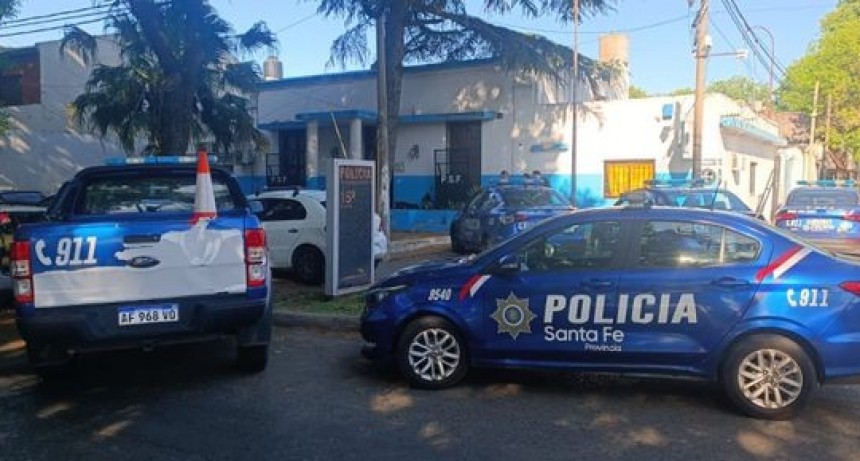 Hombre golpea a su hermana y agrede a una mujer policía