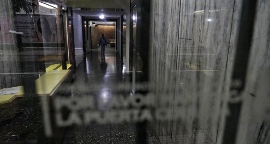 Hallan a un hombre asesinado a puñaladas en su departamento del microcentro de Rosario