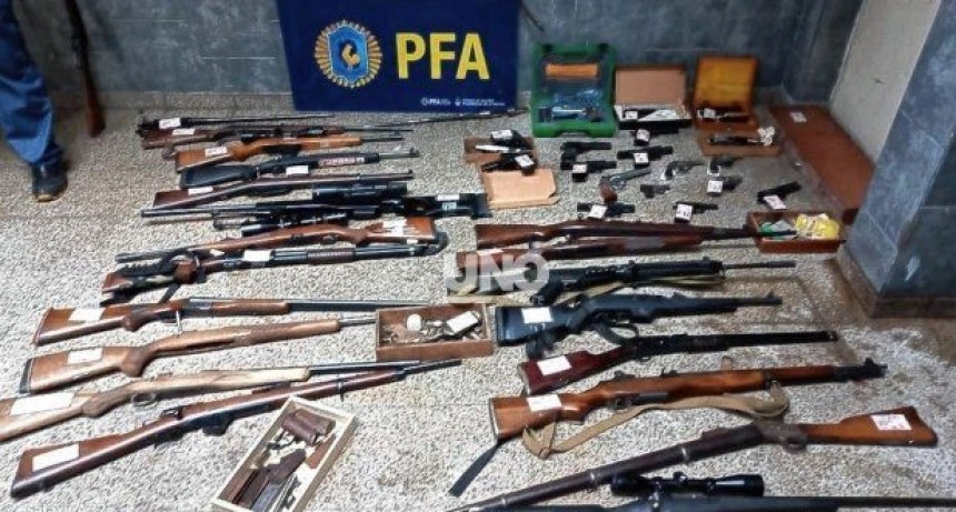 Mercado negro de armas en Rosario: secuestraron 122 armas, municiones y millones en efectivo