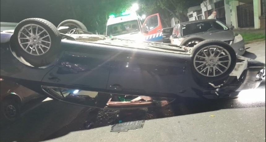 Detienen a un hombre tras atropellar a su ex pareja, chocar otros vehículos, y volcar 