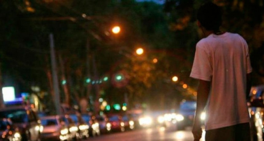 Detienen a cuidacoches por amenazas a una mujer y a policías en calle Pellegrini