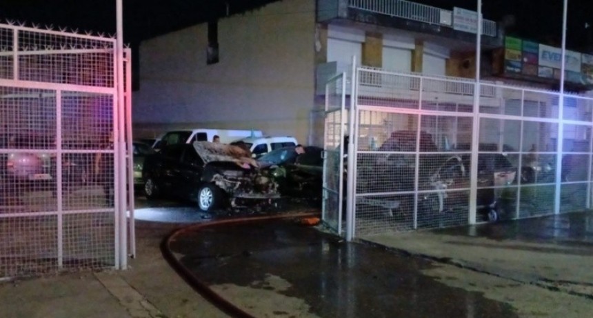 Incendio intencional en agencia de autos afecta cuatro vehículos