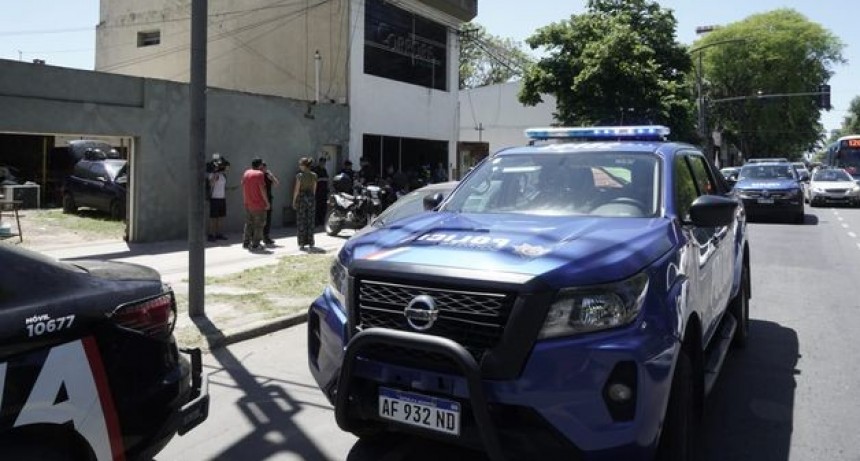 Violenta pelea vecinal termina en operativo policial con incautación de armas y marihuana