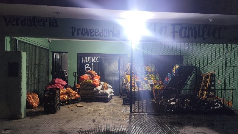 Atacaron e incendiaron una verdulería en zona sur y dejaron un mensaje extorsivo