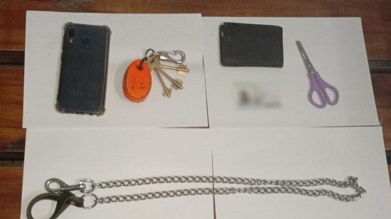Una joven fue rescatada tras ser torturada y encadenada en plena calle por un hombre