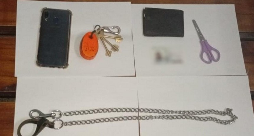 Una joven fue rescatada tras ser torturada y encadenada en plena calle por un hombre