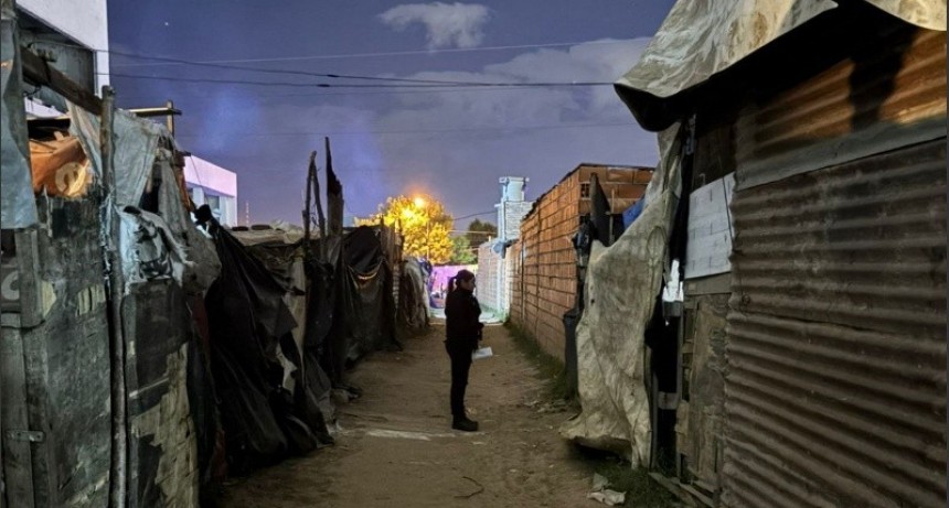 Mataron a una mujer y dos personas resultaron baleadas en un pasillo de la zona sur