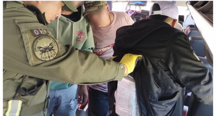 Hombre detenido con paquete de cocaína adherido a su cuerpo.