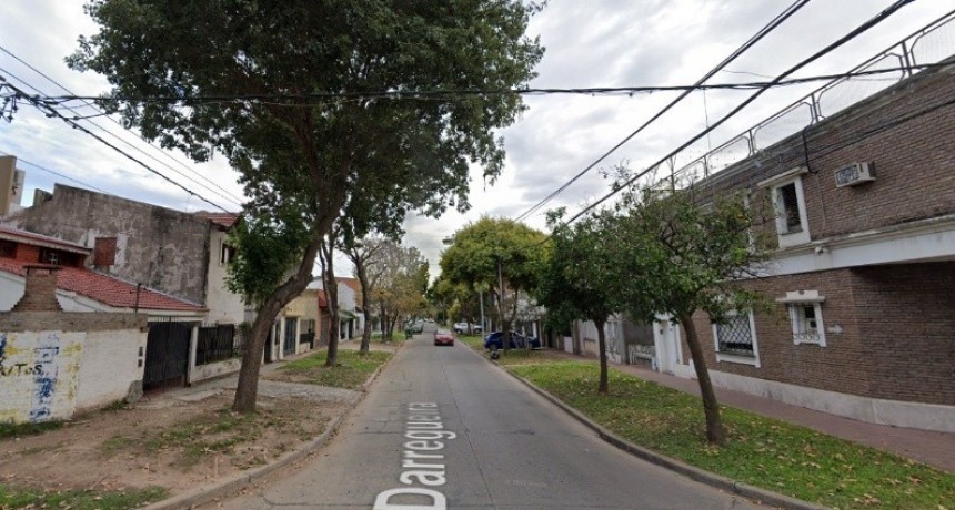Motochorros asaltan y golpean a una familia en barrio Alberdi