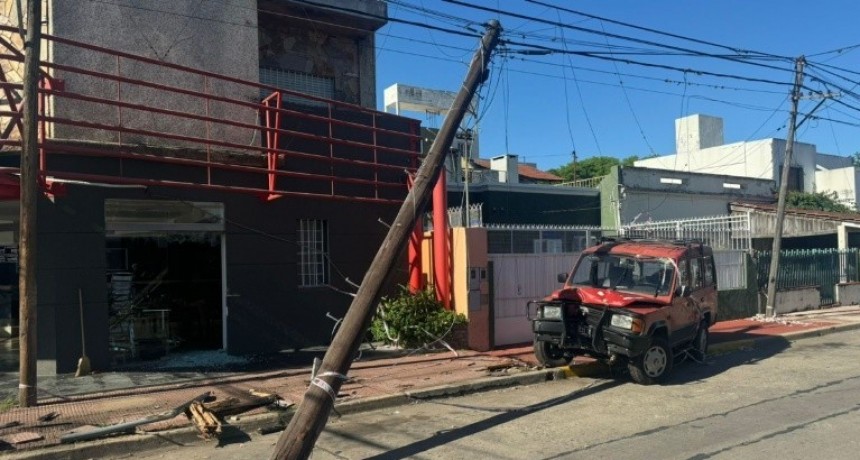 Choque, abandono de camioneta, y la grúa que acude destroza una vidriera