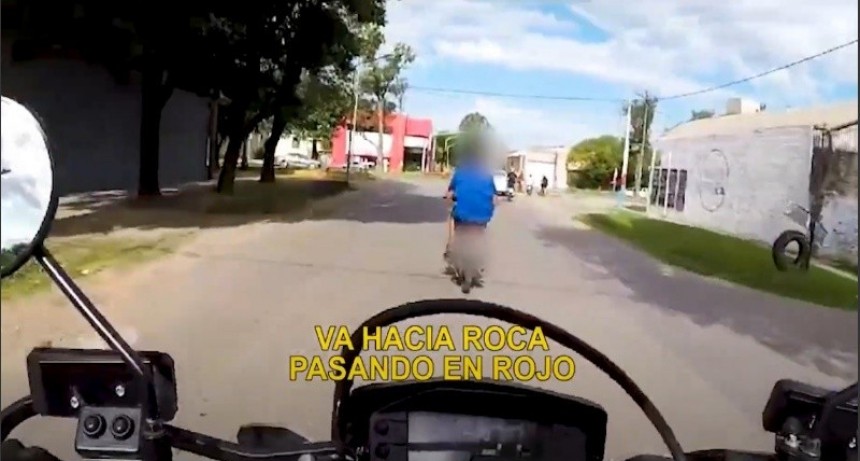 Persecución policial filmada lleva a captura de dos motociclistas que corrían picadas